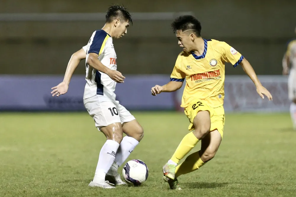 Đinh Xuân Tiến (áo trắng) gây ra nhiều khó khăn cho U21 Thanh Hóa.