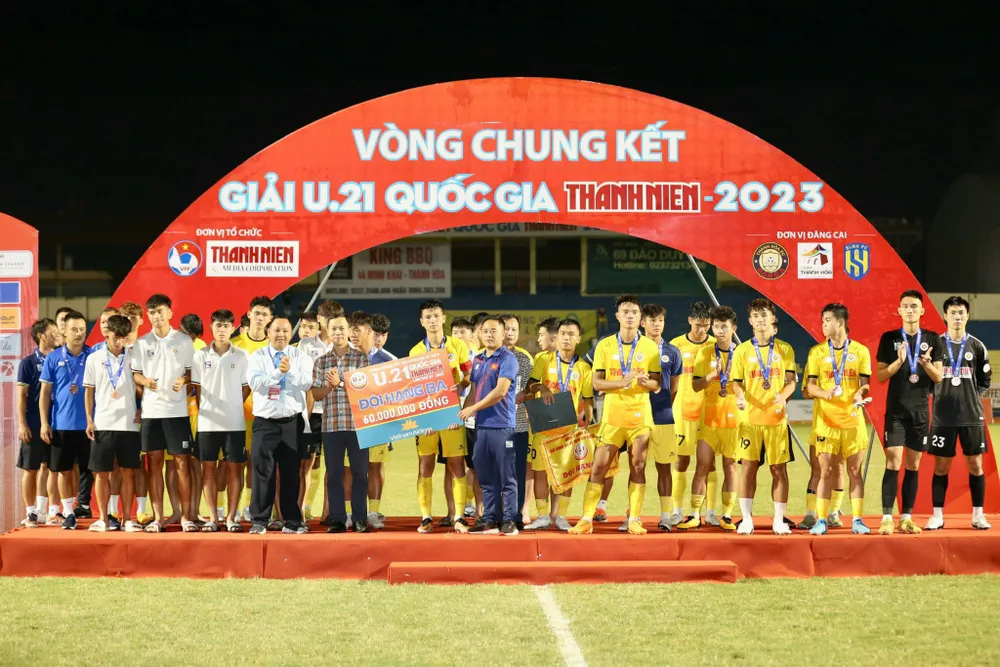 U21 Hà Nội trở thành cựu vương sau thất bại trước U21 SLNA ở trận bán kết.