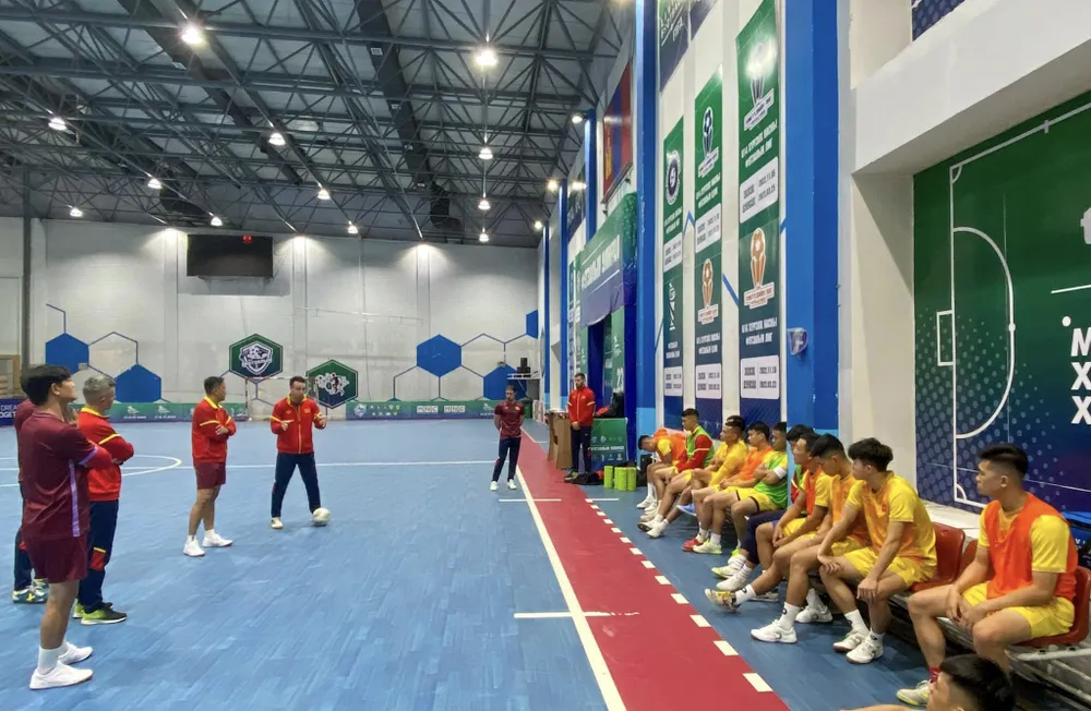 HLV Giustozzi chỉ đạo chiến thuật cho các cầu thủ.