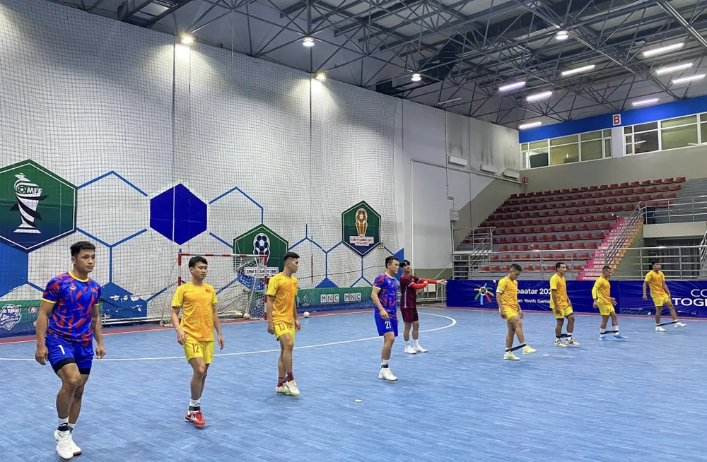 Hồ Văn Ý cùng đồng đội làm quen mặt sàn tập luyện.