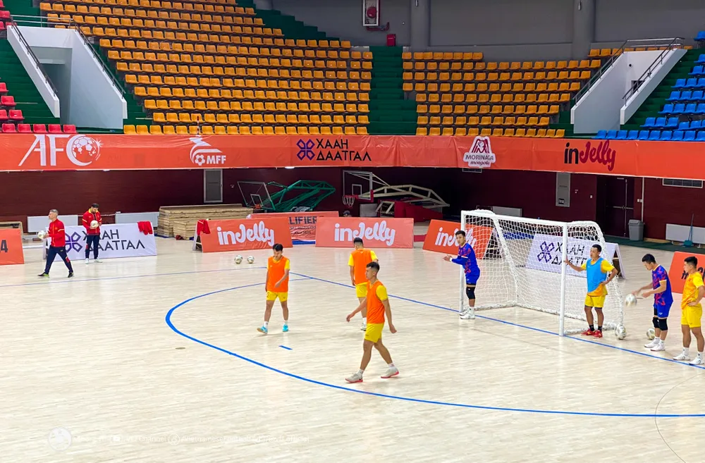 Đội tuyển futsal Việt Nam tập luyện ở địa điểm thi đấu Buyant Ukhaa. Đội tuyển futsal Việt Nam tập luyện ở địa điểm thi đấu Buyant Ukhaa.