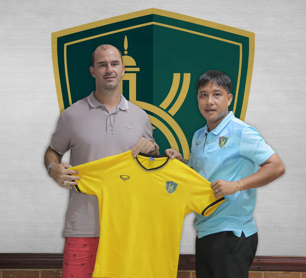 Huỳnh Kesley cùng HLV Hoàng Nhật Nam, cựu tuyển thủ U23 Việt Nam