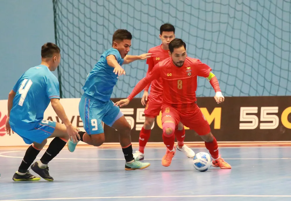 Myanmar (áo đỏ) là đại diện Đông Nam Á thứ 2 vượt qua vòng loại của sân chơi châu lục.