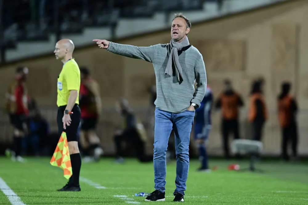 HLV Mano Polking động viên các cầu thủ đứng lên làm lại sau thất bại