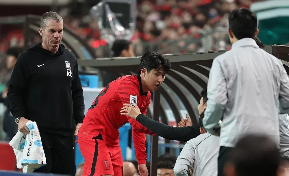 Son Heung-min chúc mừng đàn em Lee Kang-in với 2 bàn thắng vào lưới Tunisia Son Heung-min chúc mừng đàn em Lee Kang-in với 2 bàn thắng vào lưới Tunisia
