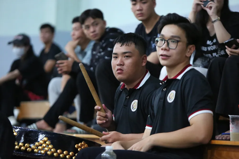 Còn người hâm mộ vẫn cổ vũ hết mình trên khán đài Còn người hâm mộ vẫn cổ vũ hết mình trên khán đài