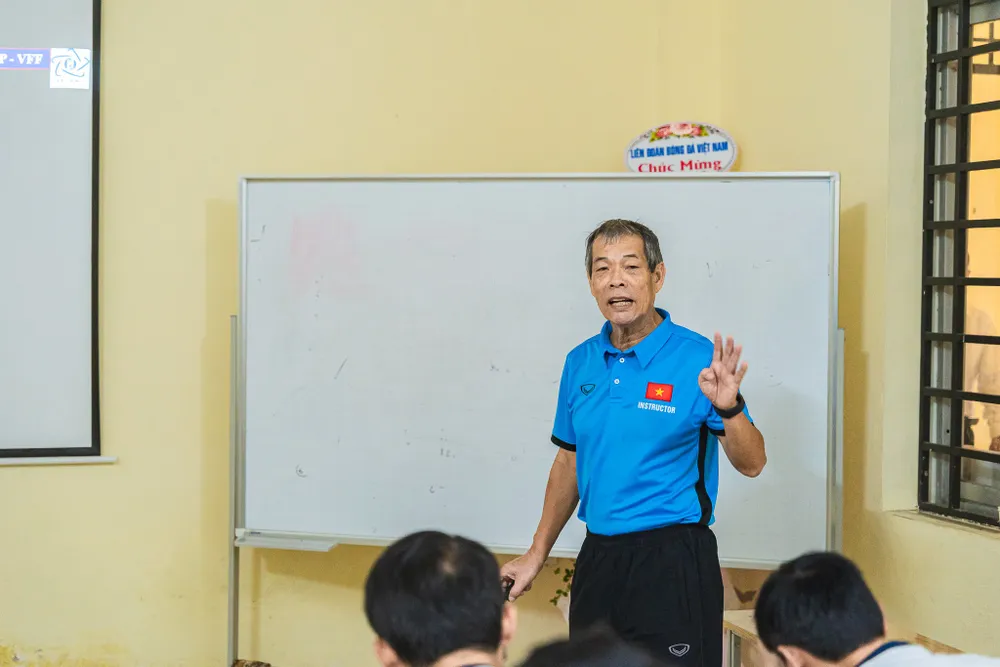 Giảng viên futsal thuộc AFC Ngô Lê Bằng trực tiếp đứng lớp đào tạo.