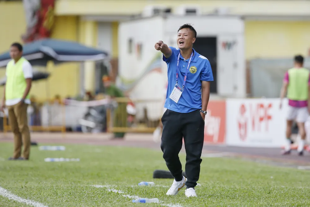 Cựu tuyển thủ Phạm Thành Lương có trận ra mắt trong vai trò HLV của Hòa Bình. ẢNH: MINH HOÀNG