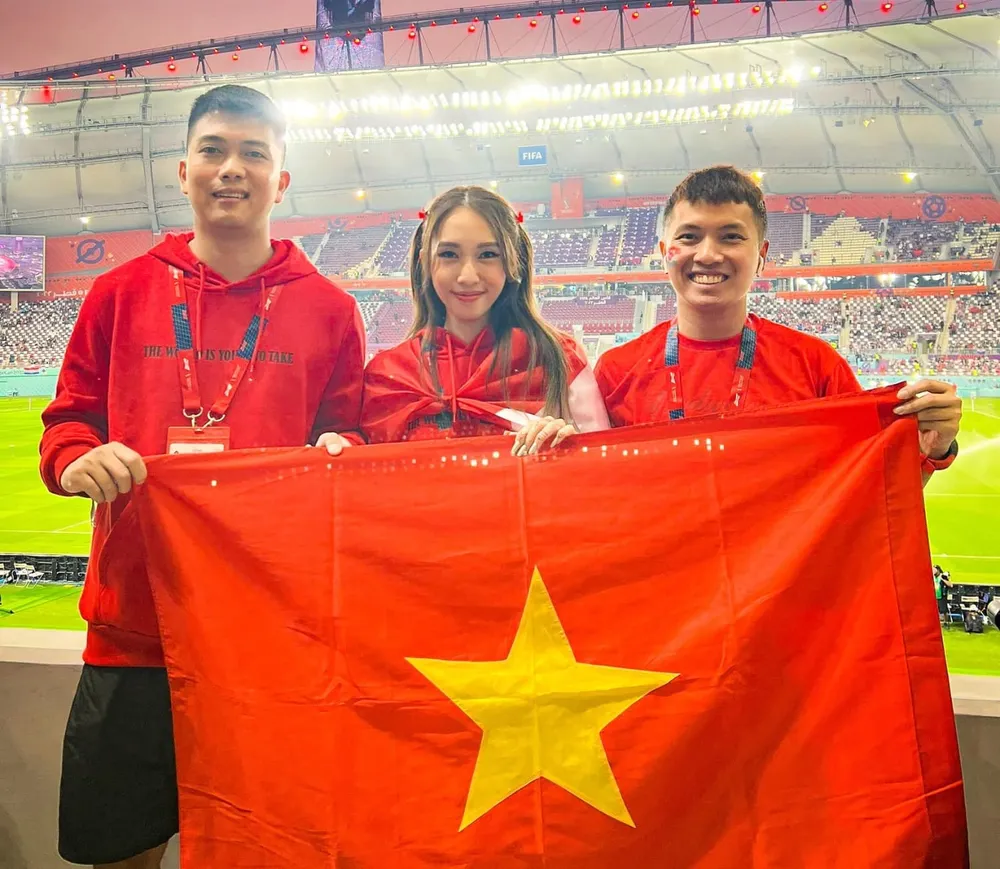 Ca sĩ BigDaddy (bên trái), một fan hâm mộ cuồng nhiệt của Ngoại hạng Anh, cũng đến tham dự chương trình "Ngoại hạng tranh tài". Ca sĩ BigDaddy (bên trái), một fan hâm mộ cuồng nhiệt của Ngoại hạng Anh, cũng đến tham dự chương trình "Ngoại hạng tranh tài".