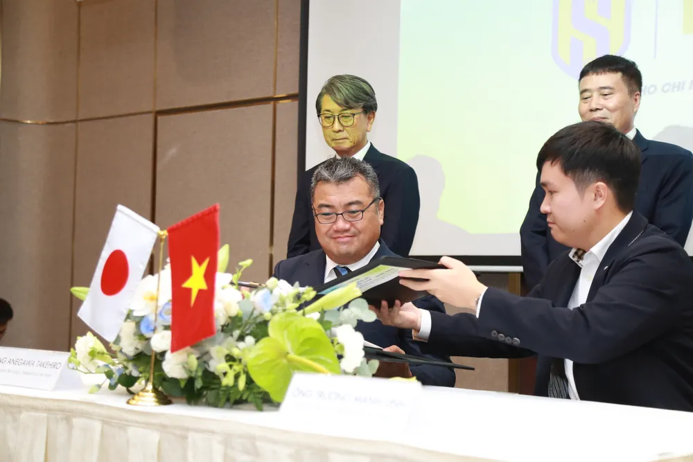 Ông Trương Mạnh Linh, Tổng Giám đốc Công ty CP Thể thao SLNA (phải), cùng Tổng giám đốc Công ty NikkokuTrust Việt Nam Anegawa Takehiro ở lễ ký kết.