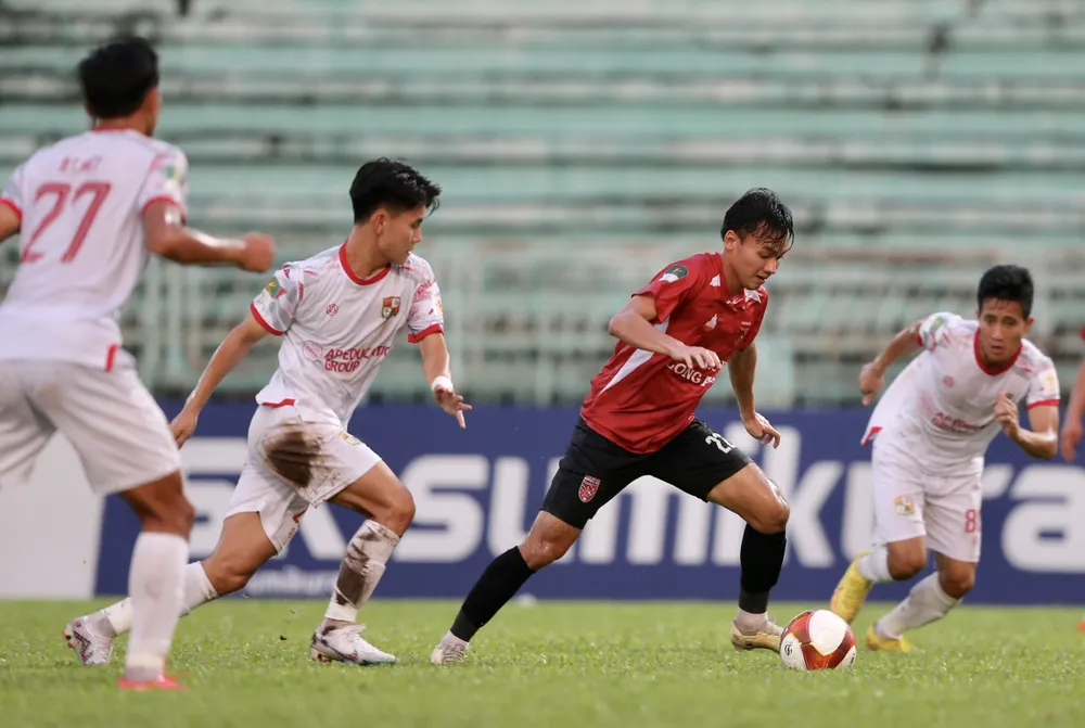 Các cầu thủ Long An đã thi đấu trận cầu đầy tưng bừng. ẢNH: DŨNG PHƯƠNG Các cầu thủ Long An đã thi đấu trận cầu đầy tưng bừng. ẢNH: DŨNG PHƯƠNG