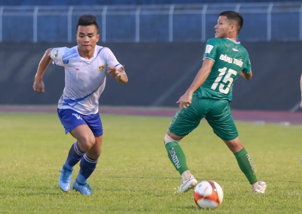 Tiền đạo Thanh Minh (áo trắng) lập cú đúp vào lưới Phù Đổng Ninh Bình. ẢNH: TÂM HÀ