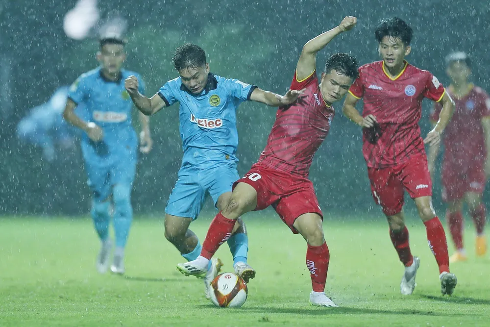 Tuyển thủ U23 Việt Nam Lê Quốc Nhật Nam (áo đỏ) tranh chấp với cầu thủ Hòa Bình. ẢNH: MINH HOÀNG