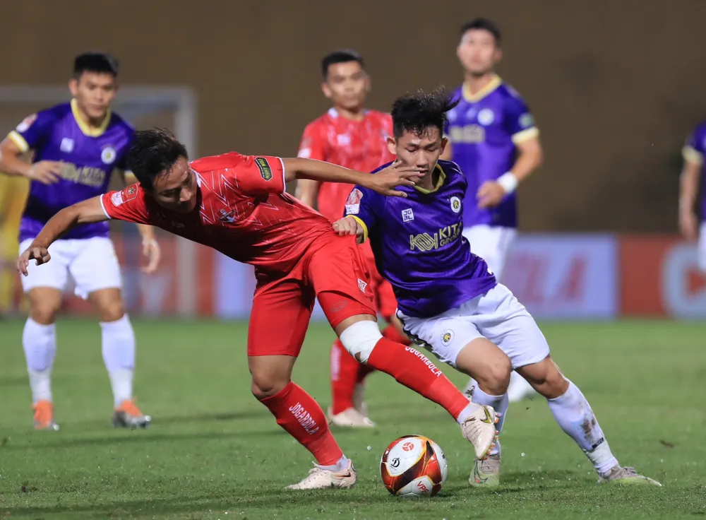 Hà Nội FC và Hải Phòng tạo ra &quot;cơn mưa&quot; bàn thắng cùng thế trận đôi công hấp dẫn. ẢNH: MINH HOÀNG