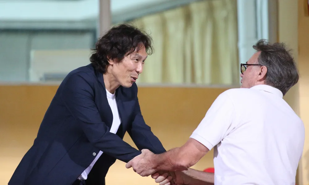 HLV Gong Oh Kyun, người được cho sẽ dẫn dắt CAHN trong thời gian tới, gặp gỡ đồng nghiệp Philippe Troussier trên sân Hàng Đẫy. ẢNH: MINH HOÀNG