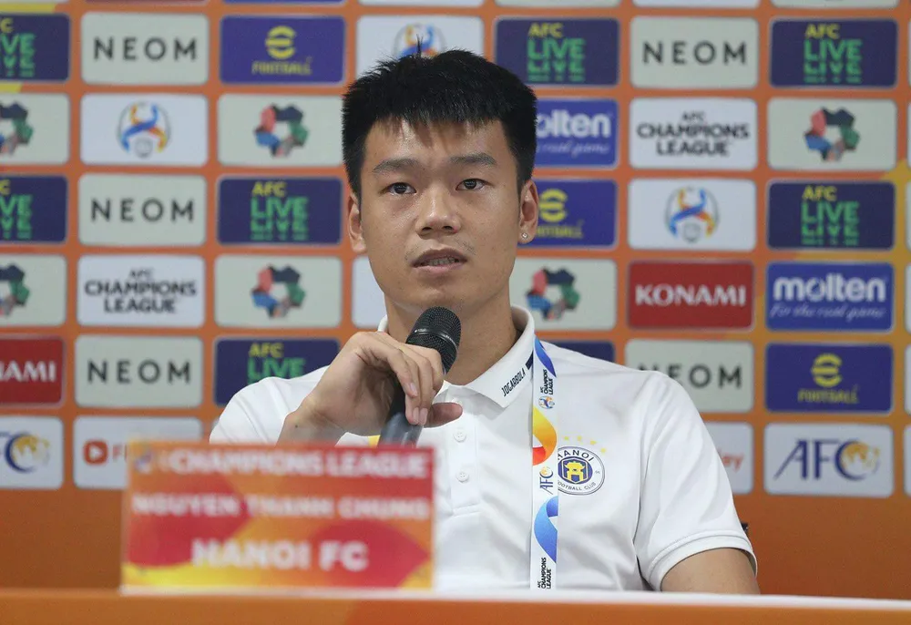 Trung vệ Nguyễn Thành Chung ở buổi họp báo trước trận đấu. ẢNH: MINH HOÀNG