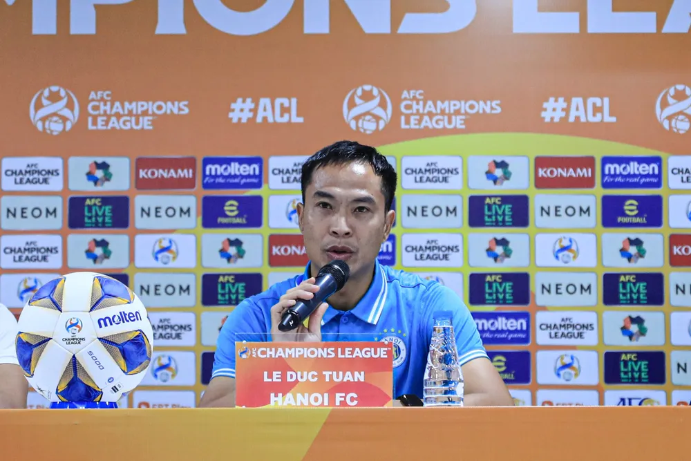 HLV tạm quyền Lê Đức Tuấn hạnh phúc với màn trình diễn đầy ấn tượng của các học trò.