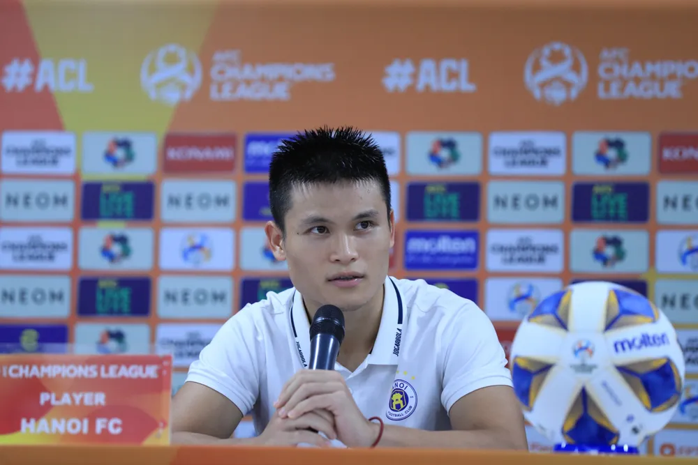 Tuấn Hải được tiếp thêm tinh thần trước khi hội quân cùng đội tuyển Việt Nam.