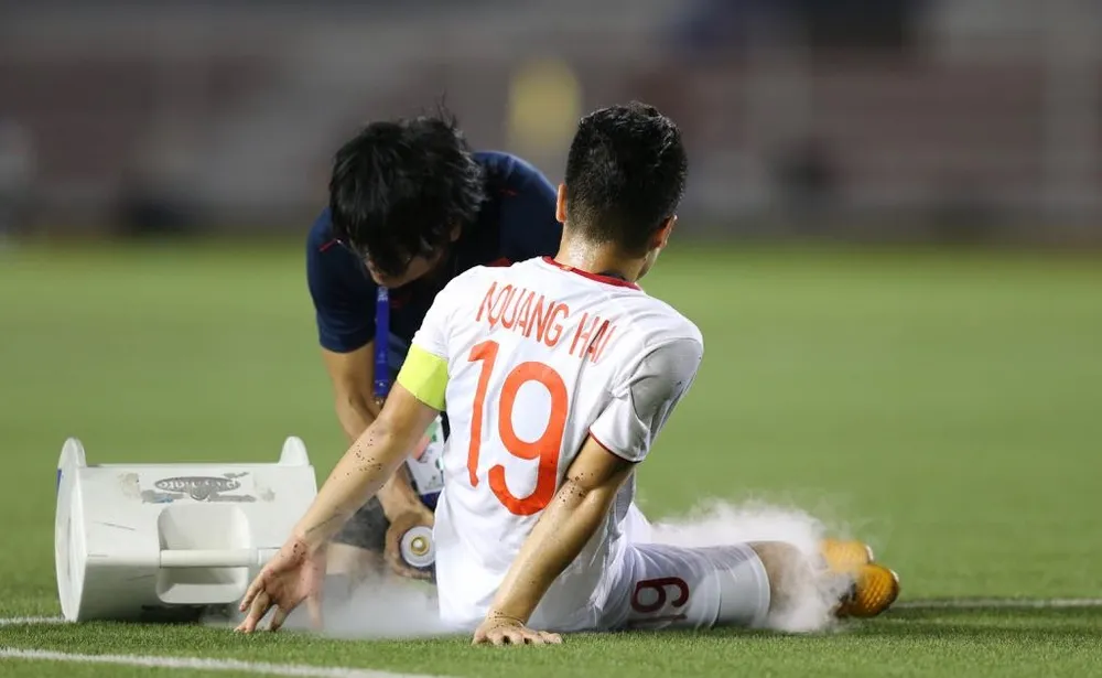 Quang Hải dính chấn thương trên sân Rizal Memorial ở SEA Games năm 2019. ẢNH: DŨNG PHƯƠNG Quang Hải dính chấn thương trên sân Rizal Memorial ở SEA Games năm 2019. ẢNH: DŨNG PHƯƠNG