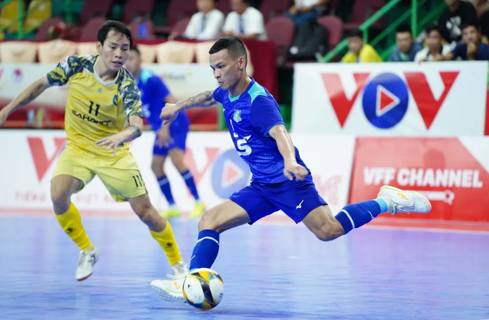 Trần Thái Huy (áo xanh) góp công trong chiến thắng của Thái Sơn Nam TPHCM. ẢNH: NGUYỄN QUANG Trần Thái Huy (áo xanh) góp công trong chiến thắng của Thái Sơn Nam TPHCM. ẢNH: NGUYỄN QUANG