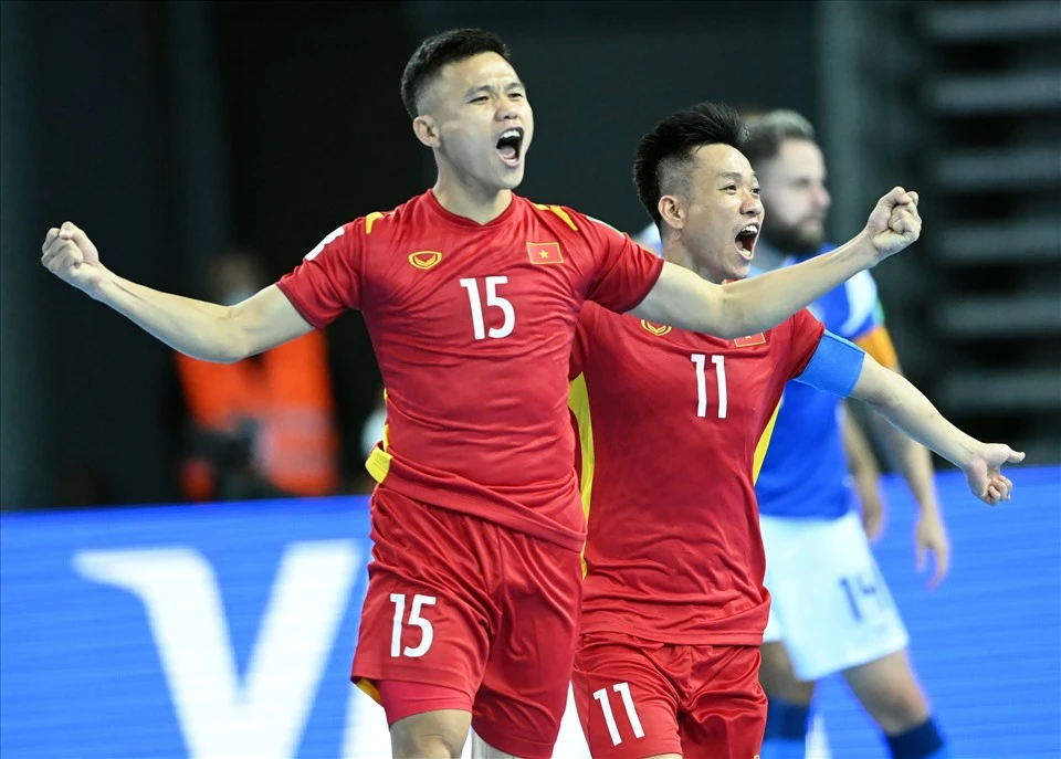 Khổng Đình Hùng ăn mừng bàn thắng ghi vào lưới Brazil ở Futsal World Cup 2021. 