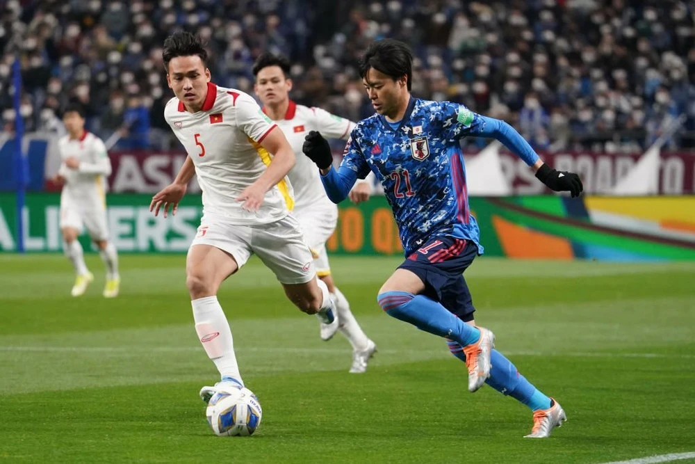 Trung vệ Bùi Hoàng Việt Anh đối đầu với ngôi sao bóng đá Nhật Bản Mitoma Kaoru ở vòng loại World Cup 2022. ẢNH: GETTY 