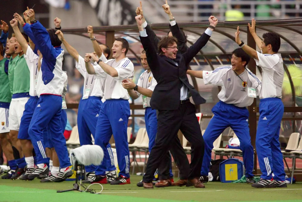 HLV Philippe Troussier (áo đen) từng đưa Nhật Bản vô địch Asian Cup 2000 và vào vòng 16 đội World Cup 2002. 