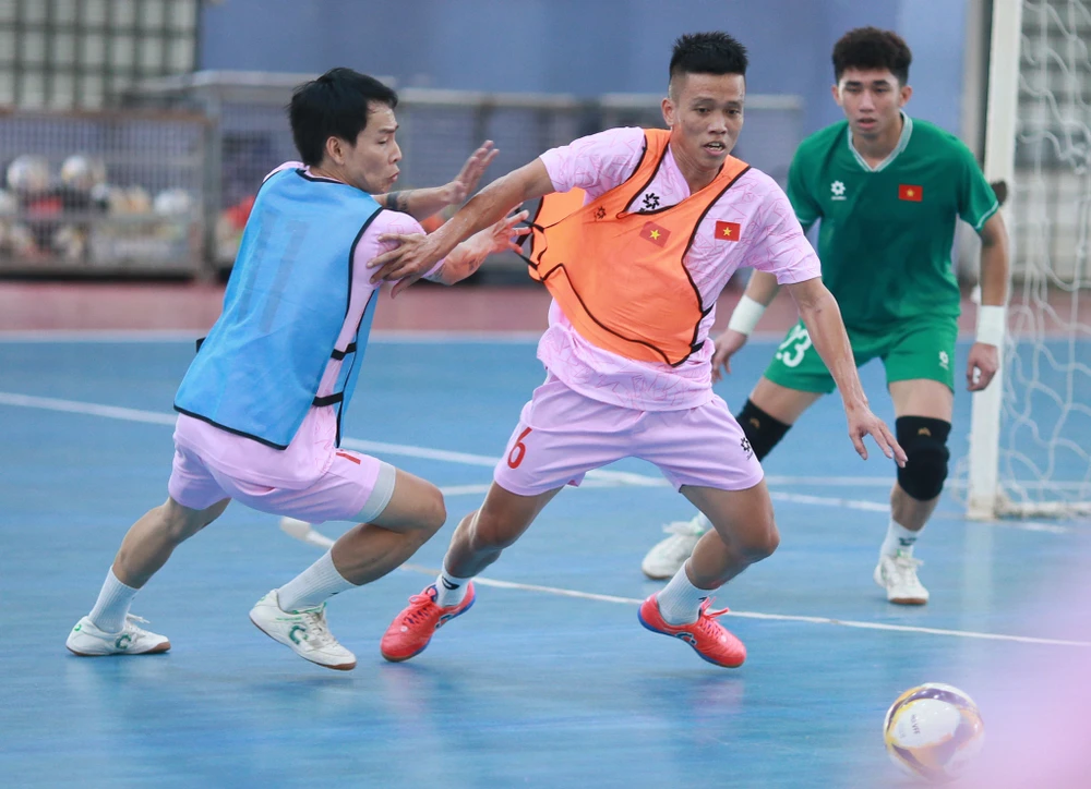 Đương kim Quả bóng vàng futsal Việt Nam 2023 Phạm Đức Hòa (số 6) là niềm hy vọng của người hâm mộ Việt Nam. 