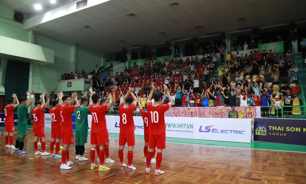 Đội tuyển futsal Việt Nam gửi lời cảm ơn đến người hâm mộ đã đến theo dõi Giải futsal giao hữu quốc tế 2024. ẢNH: ANH TRẦN