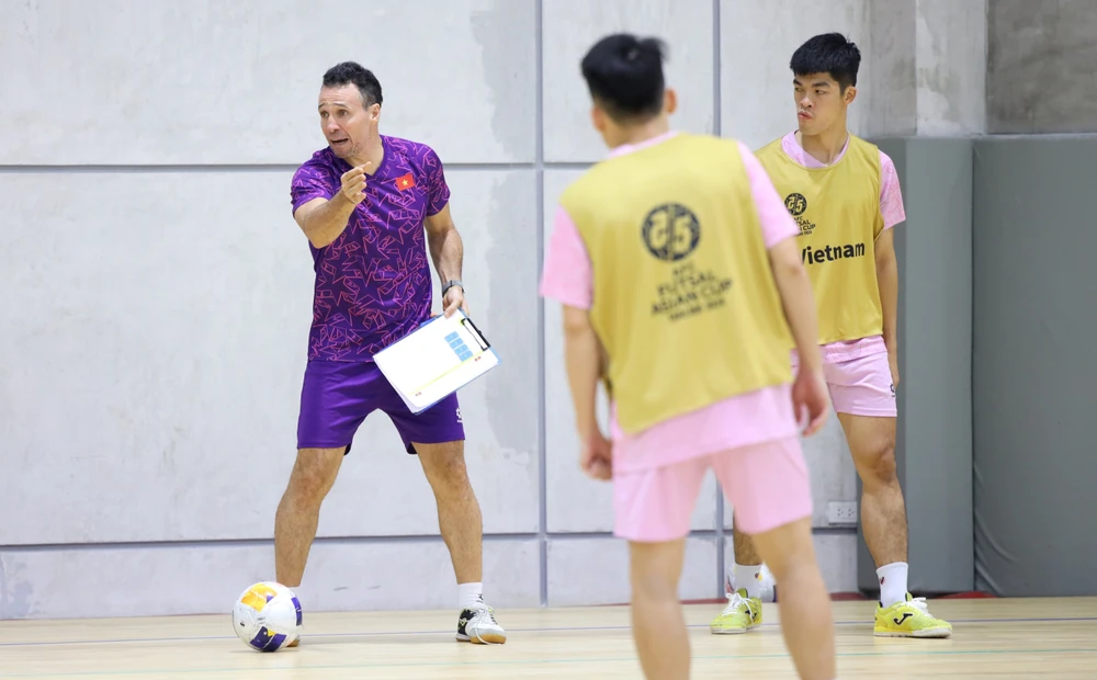 Đội tuyển futsal Việt Nam ở buổi tập vào sáng 20-4 để chuẩn bị gặp Thái Lan. ẢNH: TÂM HÀ 