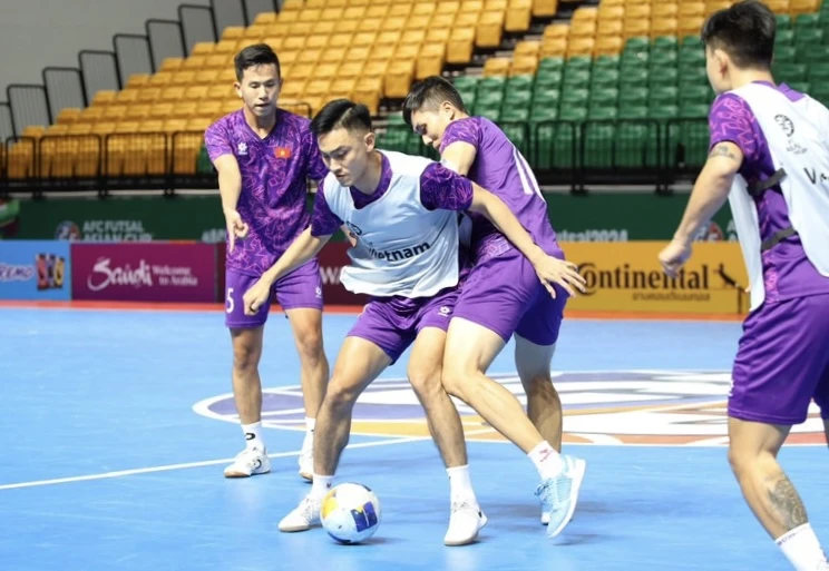 Buổi tập làm quen mặt sân thi đấu Bangkok Arena của đội tuyển futsal Việt Nam. ẢNH: TÂM HÀ