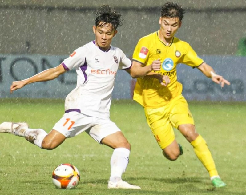 Thanh Hóa (áo vàng) đã thắng B.Bình Dương khi hai đội gặp nhau tại trận lượt về V-League 2023-2024. ẢNH: VPF 