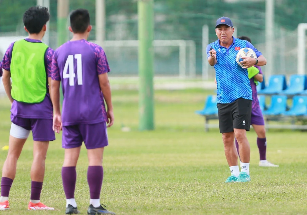 U19 Việt Nam chuẩn bị kỹ những tình huống VAR có thể xảy ra tại Giải U19 Đông Nam Á 2024. ẢNH: TÂM HÀ 