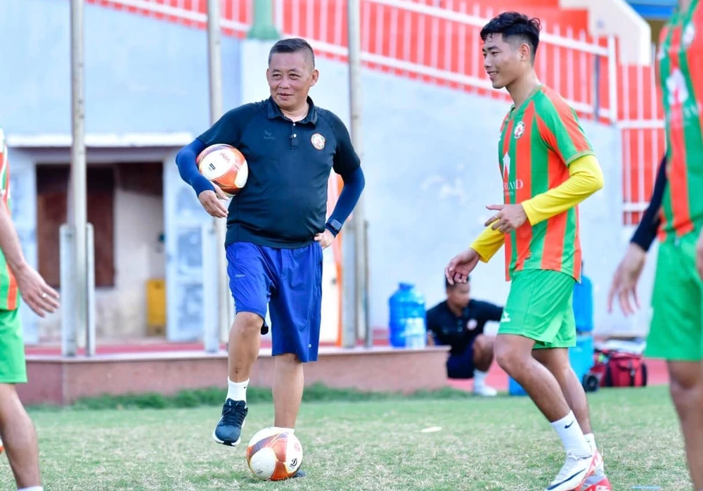 HLV Bùi Đoàn Quang Huy chính là điểm tựa vững chắc để các cầu thủ Bình Định vượt qua khó khăn hiện tại. 