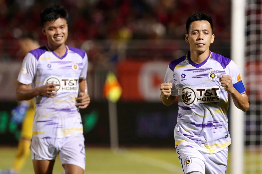 Tiền đạo Nguyễn Văn Quyết cân bằng kỷ lục ghi 116 bàn thắng tại V-League của Lê Công Vinh. Ảnh: VPF