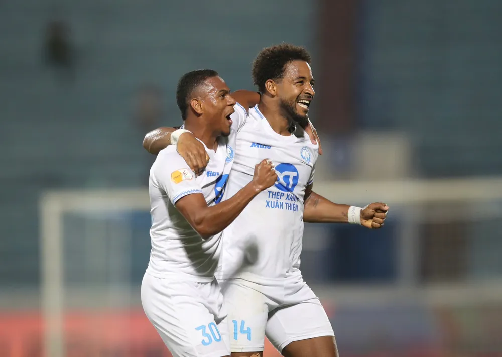 Nguyễn Xuân Son (Nam Định FC) đã tìm lại cảm giác ghi bàn tại V-League. ẢNH: VPF Nam Định - SLNA (3).jpg
