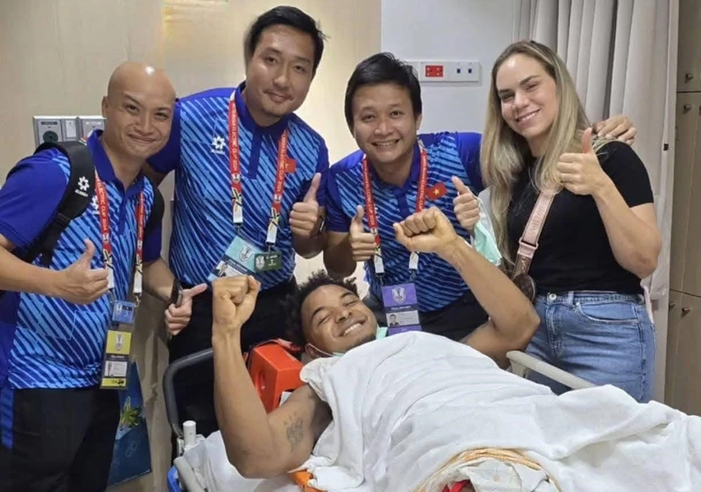 Nguyễn Xuân Son ăn mừng chức vô địch ASEAN Cup 2024 trên giường bệnh. 