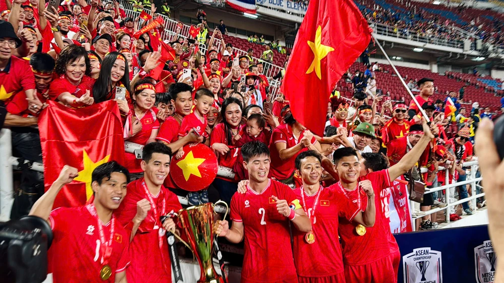 Các tuyển thủ Việt Nam mang chức vô địch ASEAN Cup 2024 đến chung vui với người hâm mộ. ẢNH: TÂM HÀ 