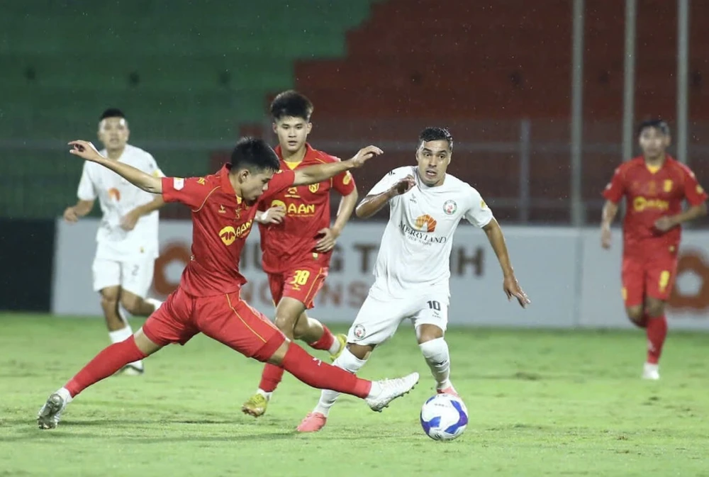 SLNA (áo đỏ) và Bình Định sẽ thi đấu trận “chung kết ngược” tại vòng 16 V-League 2024-2025. 