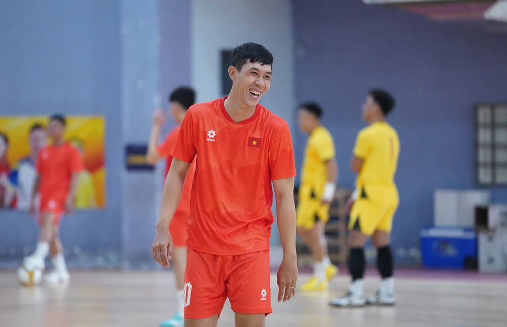 Đương kim Quả bóng vàng futsal Nguyễn Thịnh Phát rạng ngời trong ngày đội tuyển futsal Việt Nam hội quân. ẢNH: TÂM HÀ 