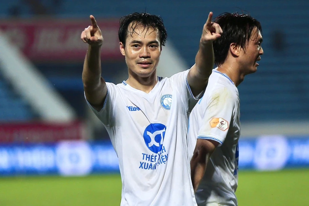 Văn Toàn cùng các cầu thủ Nam Định hướng đến chức vô địch LP Bank V-League lần thứ 2 liên tiếp. ẢNH: LÂM THỎA