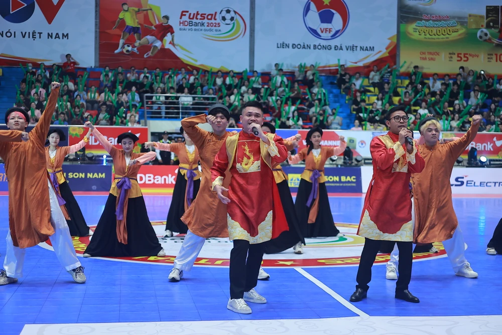 Chương trình biểu diễn văn nghệ trước trận đấu giữa Thái Sơn Bắc và Hà Nội FC. ẢNH: TÂM HÀ OANH9930.JPG