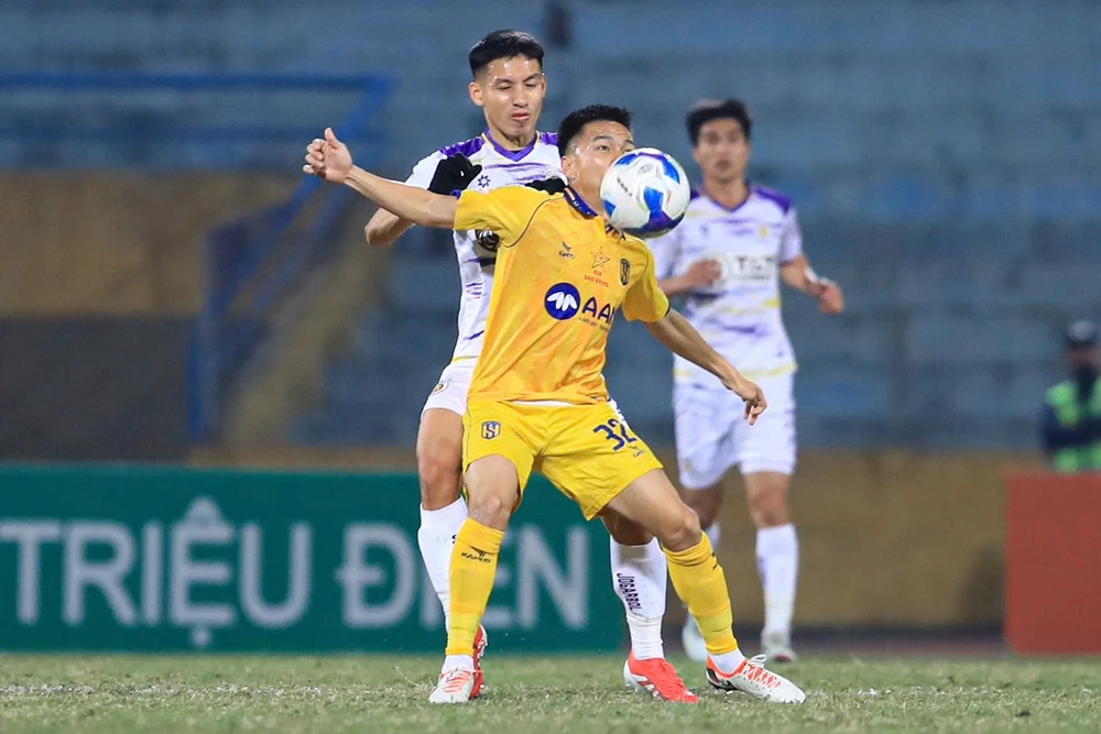 Đỗ Hùng Dũng cùng đồng đội tại Hà Nội FC cần sớm vực dậy tinh thần hướng đến trận gặp SLNA. ẢNH: VPF