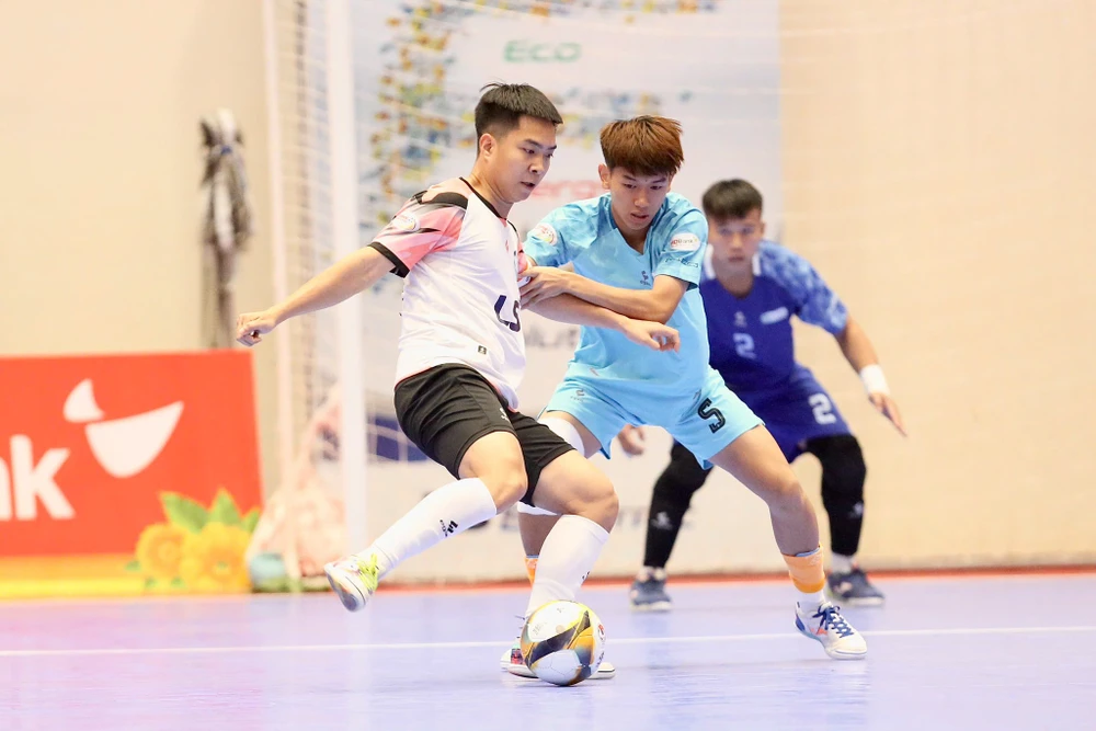 Hà Nội FC (áo trắng) giành chiến thắng trước đội Trẻ TPHCM. ẢNH: ANH TRẦN 495576888_727976649727662_6936343159746840495_n.jpg