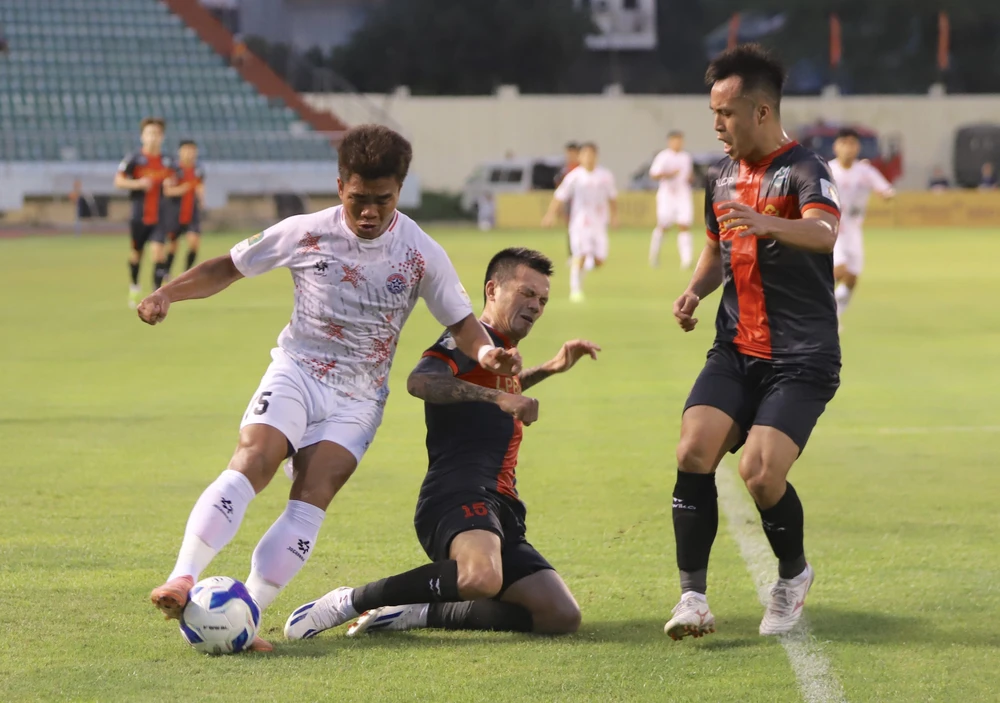 Trung vệ Hữu Tuấn (Ninh Bình) lăn xả trước Hồ Thanh Minh (PVF) IMG_1501.jpeg
