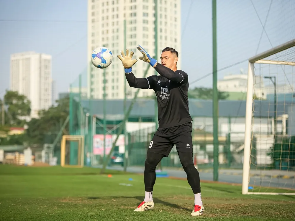 Thủ môn đội trưởng Patrik Lê Giang sẽ trở lại khung gỗ của CLB TPHCM vào cuối tuần này. 491462196_18266203303276868_3436792523595850131_n.jpg