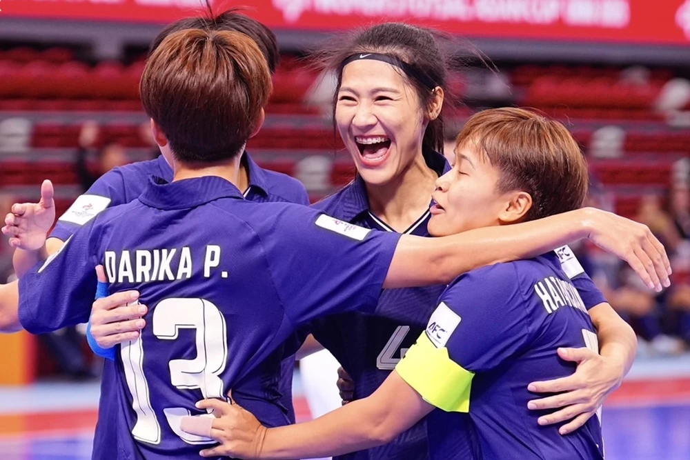 Niềm vui của các nữ tuyển thủ futsal Thái Lan khi đoạt vé vào bán kết. ẢNH: FAT