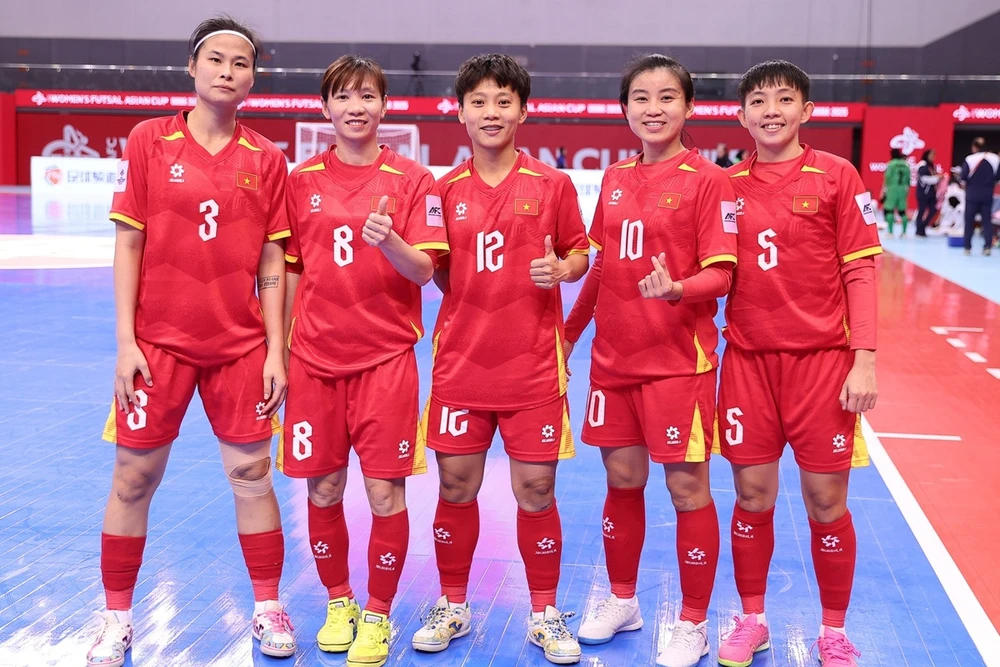 Trần Thị Thùy Trang (số 8) cùng đồng đội K'Thủa ở lại Trung Quốc. ẢNH: AFC