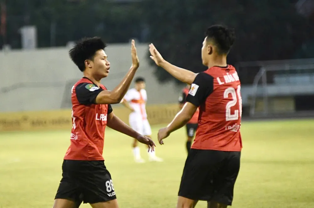 Phạm Văn Thành ăn mừng bàn thắng ghi cho Ninh Bình z6611574373446_56a99a9477df69c2854f21f6c8e53f67.jpeg