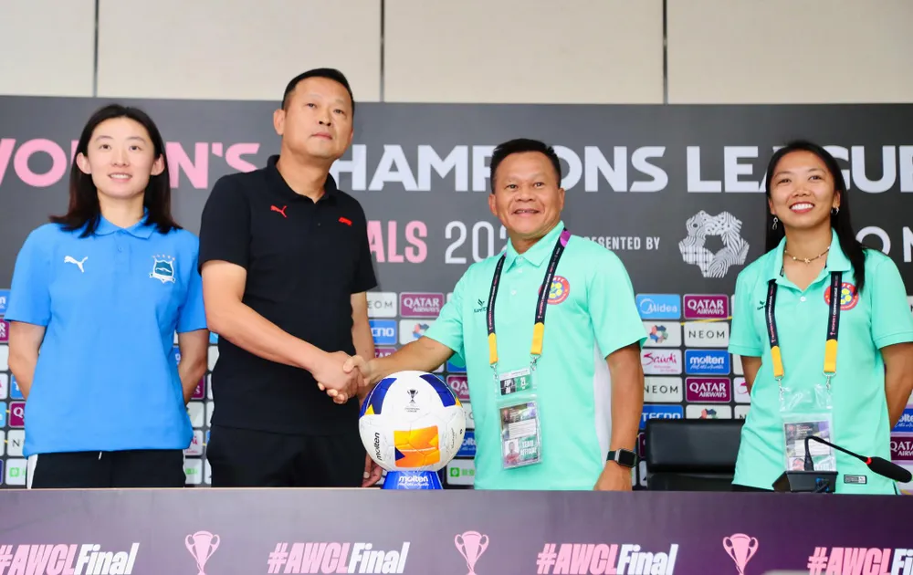 HLV Chang Weiwei (áo đen) của Wuhan Jiangda. ẢNH: ANH TRẦN